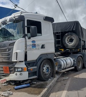 Caçamba bate em muro de empresa de materiais de construção na AL-110