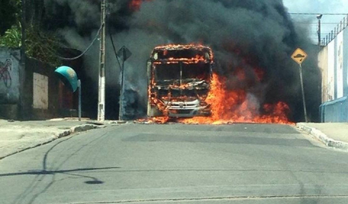 Bandidos voltam a incendiar ônibus na capital alagoana