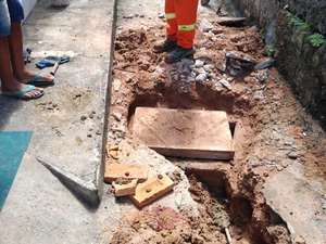 Ligações clandestinas de esgoto rompem drenagem no Benedito Bentes