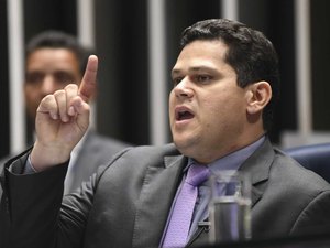 Presidente do Senado briga na Justiça para manter sigilo de gastos