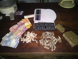 Casal de jovens é apreendido com quase 100 pedras de crack e maconha