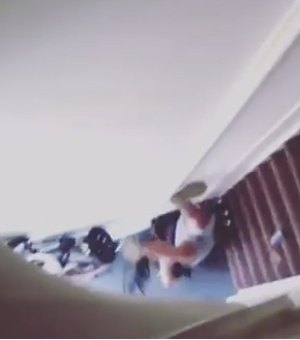 [Vídeo] Por atraso no check-out, hóspede é empurrada da escada