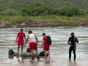 Continuam buscas por turista que desapareceu após carro ser arrastado em Piranhas
