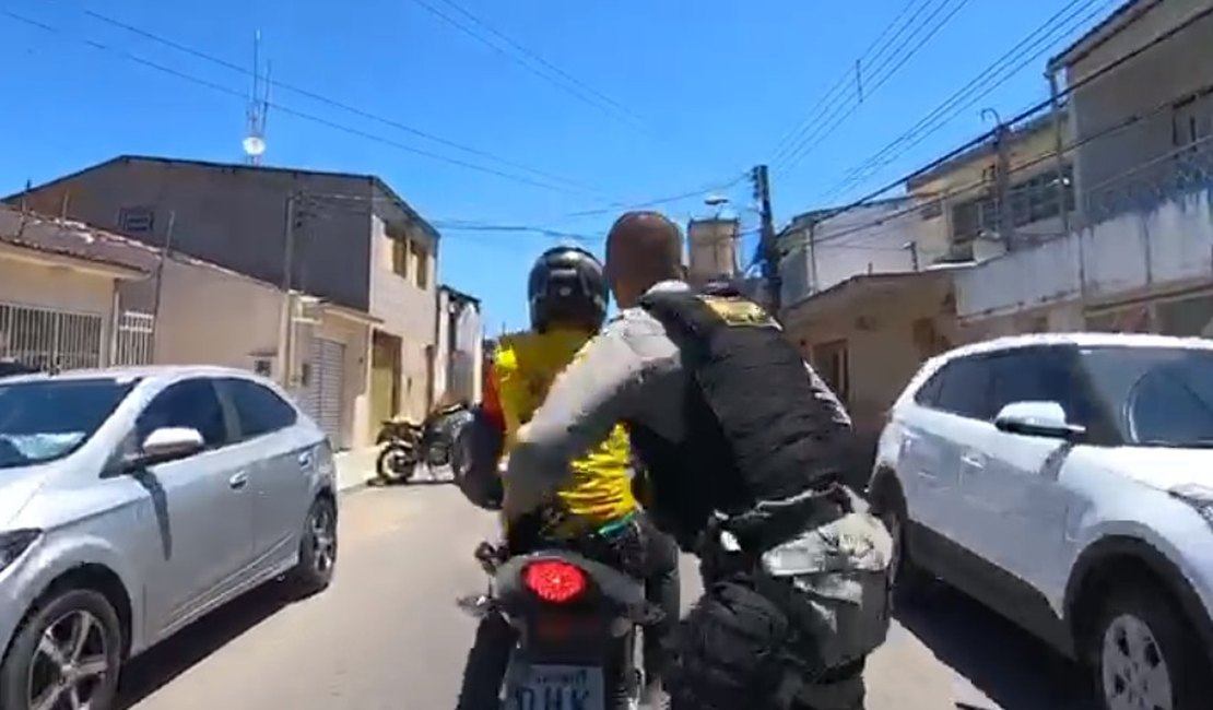 [Vídeo] Mototaxista dá 'carona' à policial durante perseguição no centro de Arapiraca