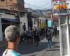 Homem com camisa do CSA é espancado por grupo no bairro do Jacintinho