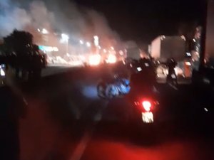 Batalhão de Choque é acionado para desobstruir a BR-104 após protesto por falta de água em Rio Largo