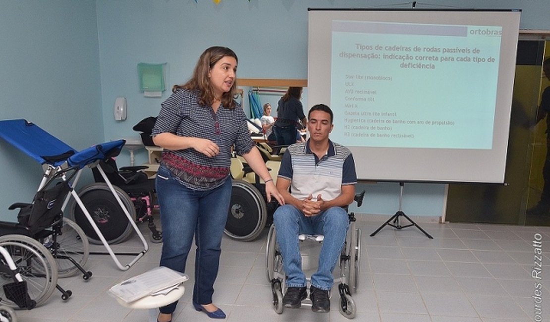 Pestalozzi Arapiraca realiza treinamento em cadeira de rodas