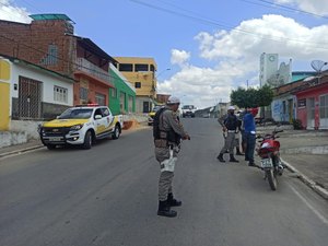 BPRv e 2ª CPM/Ind flagram irregularidades de trânsito