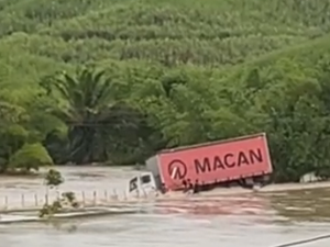 Caminhão é arrastado pela correnteza das águas durante passagem, em Porto Calvo