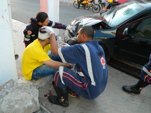 Colisão em poste deixa homem ferido em Arapiraca