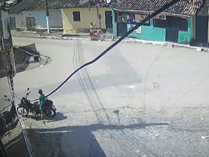 [Vídeo] Motociclista é arremessado após colisão com parede de residência em Branquinha