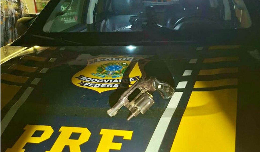 PRF recupera dois veículos e prende suspeito armado em Pilar e Rio Largo