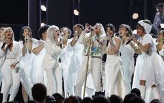 Kesha canta 'Praying' com Cyndi Lauper, Camila Cabello e outras cantoras no Grammy 2018
