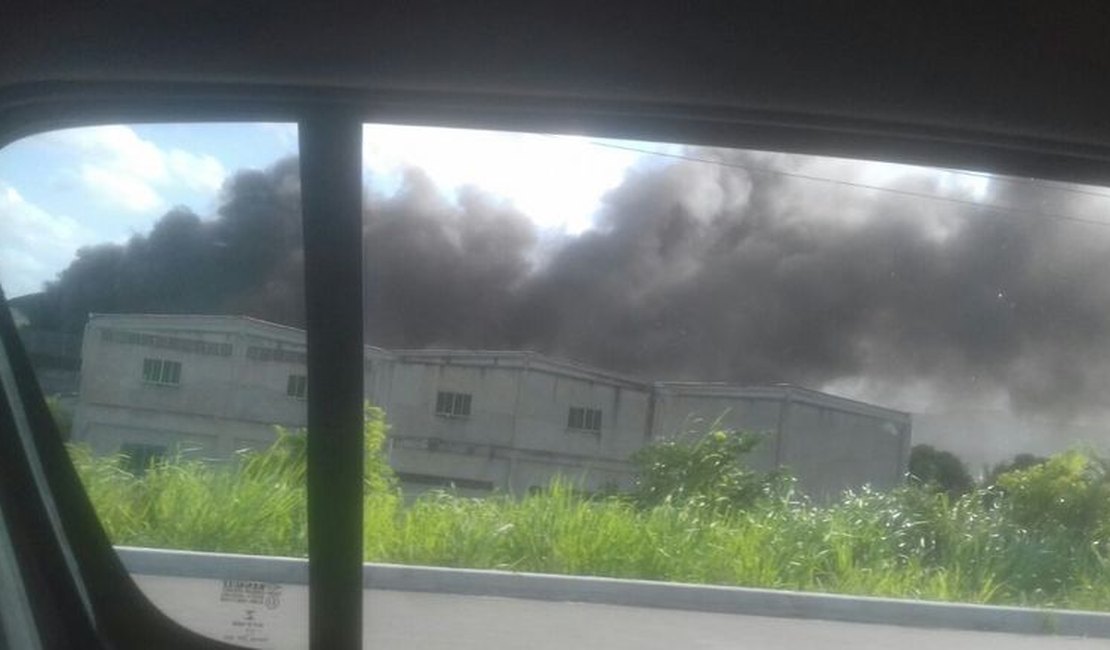 Incêndio atinge depósito desativado em Murici