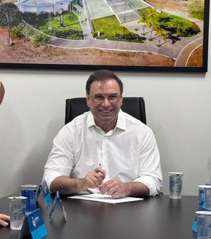 Luciano Barbosa assina ordem de serviço para pavimentação no bairro Canafístula