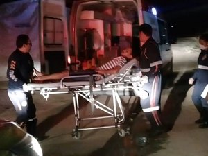 Populares socorrem homem que sofreu agressão em via pública 