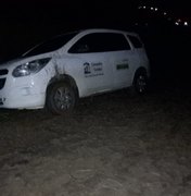 Carro do Conselho Tutelar fica atolado na zona rural de Taquarana