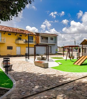 Prefeito de Arapiraca entrega praça modernizada no bairro Cavaco nesta sexta (12)