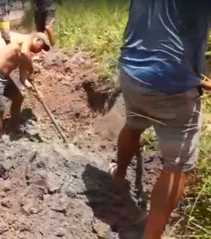 [Vídeos] Moradores de povoado ficam 'ilhados' após dono de terreno bloquear único acesso à comunidade