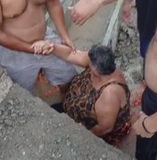 Idosa fica ferida após cair em vala de obra da Braskem no Flexais, em Maceió