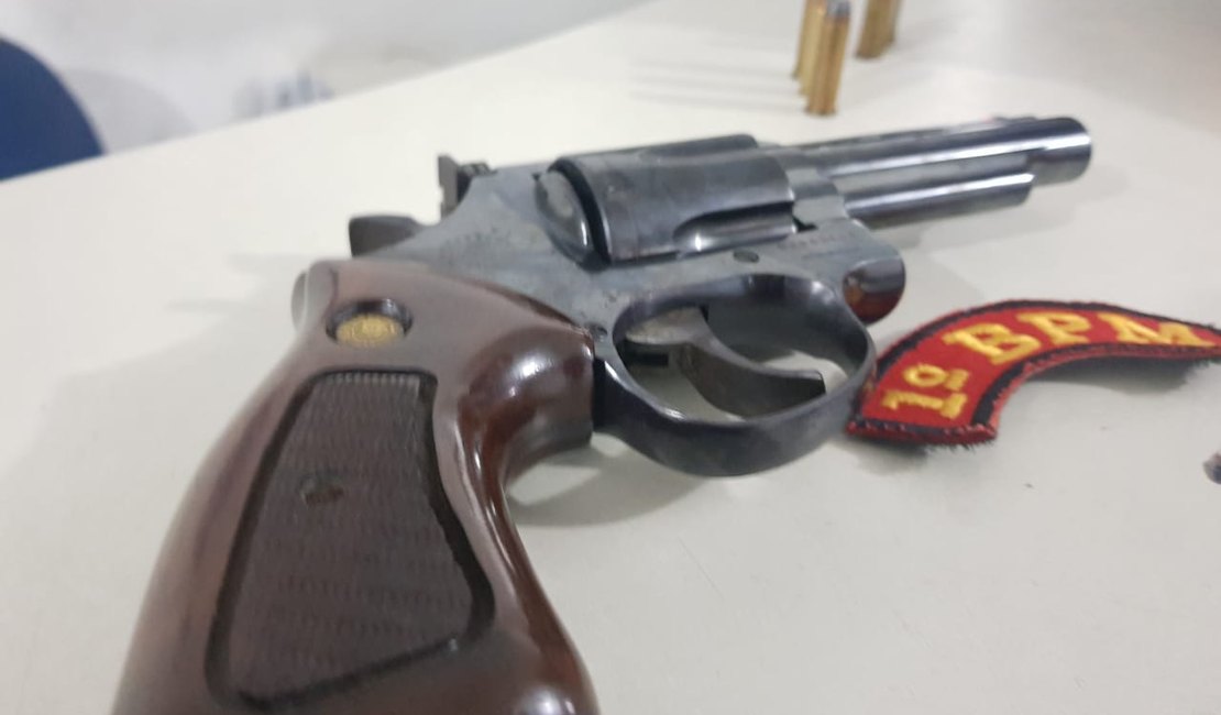 Homem é preso com revólver dentro de ônibus, em Maceió