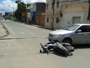 Colisão entre moto e carro deixa menor ferida