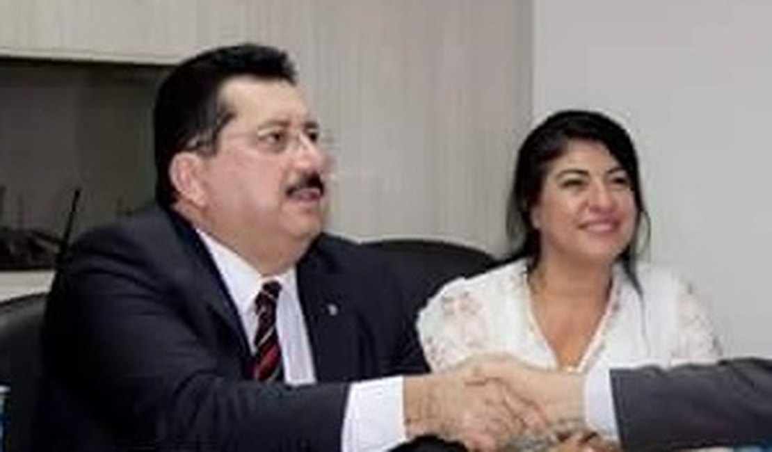 Após cassação de prefeito, esposa Cristina Gonçalves assume Rio Largo