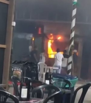 Lanchonete pega fogo e mobiliza funcionários em food park na cidade de Satuba