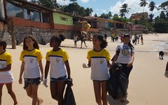 Crianças fazem mutirão de limpeza na Praia de Barreiras do Boqueirão