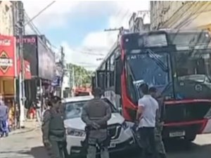 Colisão entre ônibus e carro deixa uma pessoa ferida e trânsito lento no Centro de Maceió