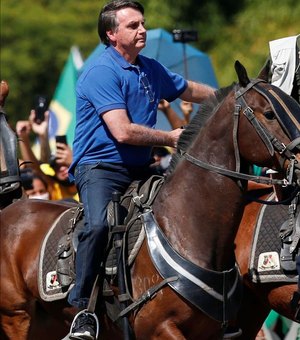 Montado em cavalo, Bolsonaro vai a manifestação de apoiadores em Brasília 