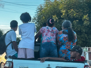 Veículo com passageiros na carroceria é flagrado pelas ruas do bairro Eldorado, em Arapiraca