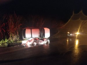 Carro capota e deixa homem ferido em Porto Calvo