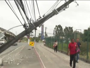 Acidente deixa poste pendurado por fios na Avenida Durval de Góes Monteiro