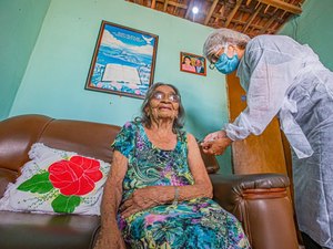 Equipes volantes de vacinação levam esperança para acamados e domiciliados de Arapiraca