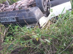 Carro falta freio em ladeira e capota em São Luís do Quitunde