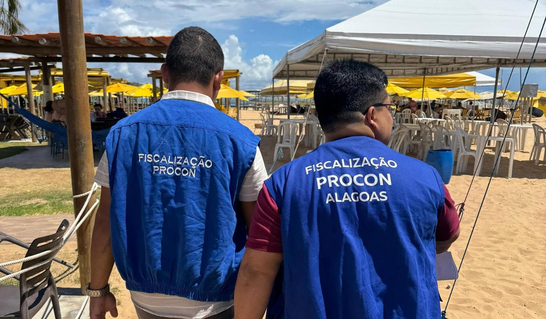 Operação Verão: Procon autua cinco estabelecimentos na Praia do Gunga