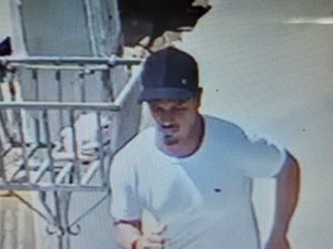 [Vídeo] Homem é flagrado por câmeras de segurança fazendo furtos no centro de Arapiraca