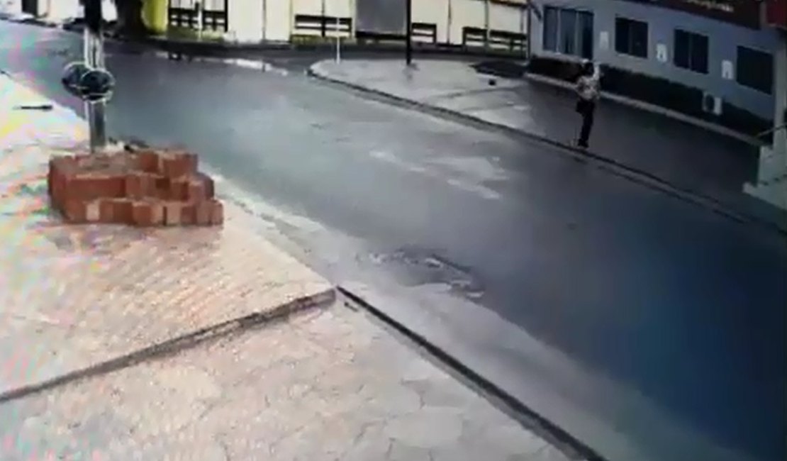 [Vídeo] Jovem é detido após atirar pedras e depredar loja em Arapiraca