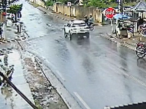 [Vídeo] Motorista de carro não obedece sinalização e atinge mototaxista em cruzamento no bairro Cavaco