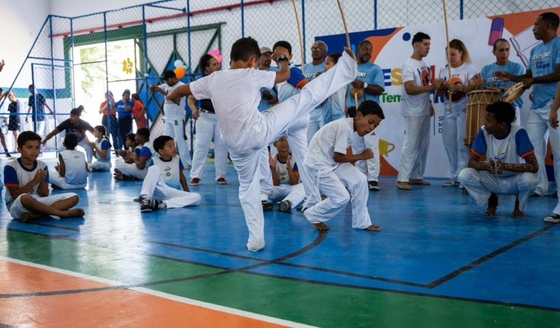 Estudantes de escolas municipais participam de festival de capoeira na sexta (21)