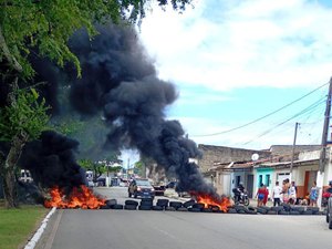 Moradores do Vergel protestam por moradia e bloqueiam avenida de Maceió