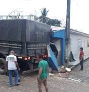Residência é atingida por carreta em Porto Calvo