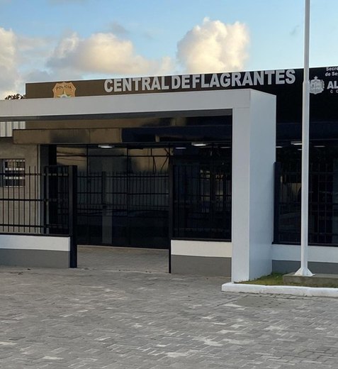 Passageira é presa com drogas dentro de carro de aplicativo em Maceió