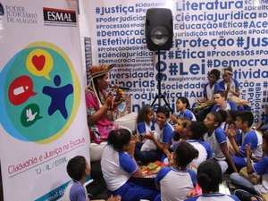 Esmal realiza contação de estórias para estudantes da rede pública na Bienal do Livro