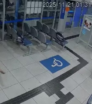 [Vídeo] Ladrão entala em porta giratória e fica de cueca durante invasão a banco