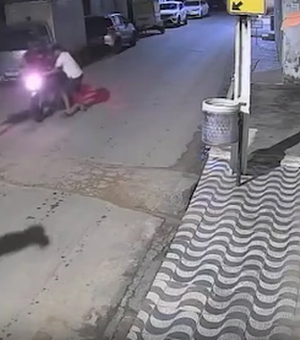 Moto de entregador assaltado e espancado é recuperada em Maceió e mulher é presa