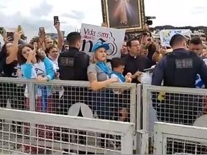 Presença de Bolsonaro provoca aglomeração em frente ao Palácio do Planalto