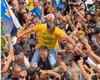 Flávio Bolsonaro refaz cena do atentado contra o pai durante ato