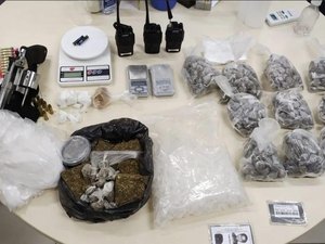 Mulher é presa com arma e drogas no Jacintinho